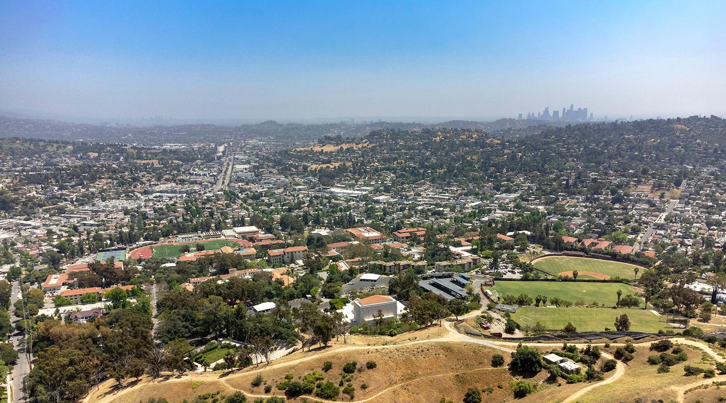 无人机拍摄的校园，背景是洛杉矶市中心