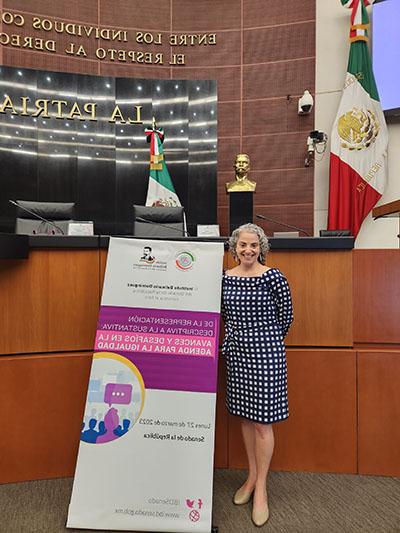 Jennifer Piscopo posing at the Mexican Senate building