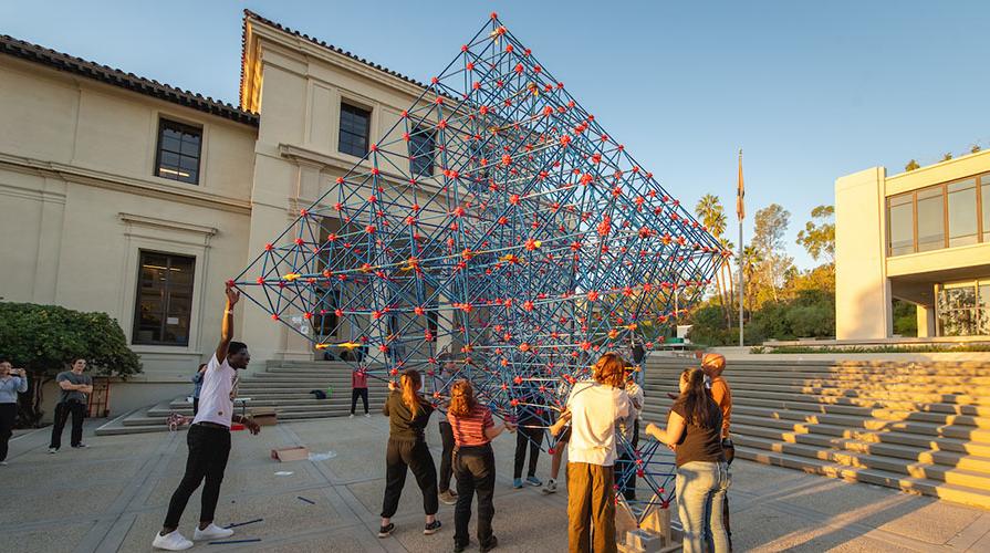 The Oxyhedron structure that Oxy 学生 constructed in front of the AGC building on campus