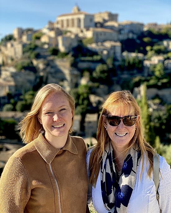 Carol Hadley Fricks ’81, right, and daughter Kaitlyn Murphy in Gordes, France.