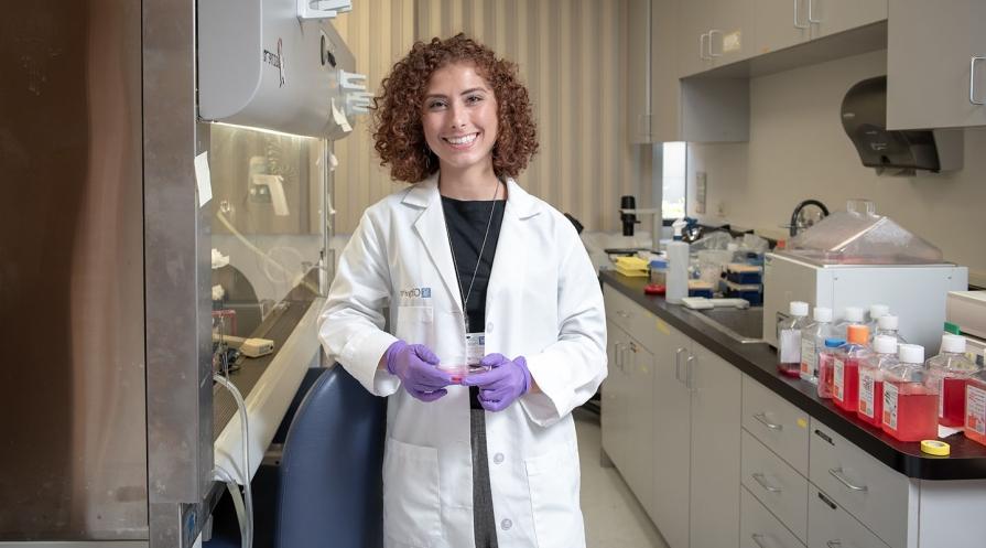 An Occidental College student interning in a 希望之城 laboratory