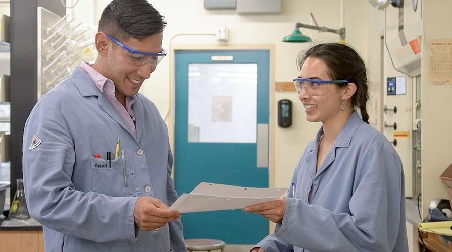 Student and faculty mentor in the 化学 lab