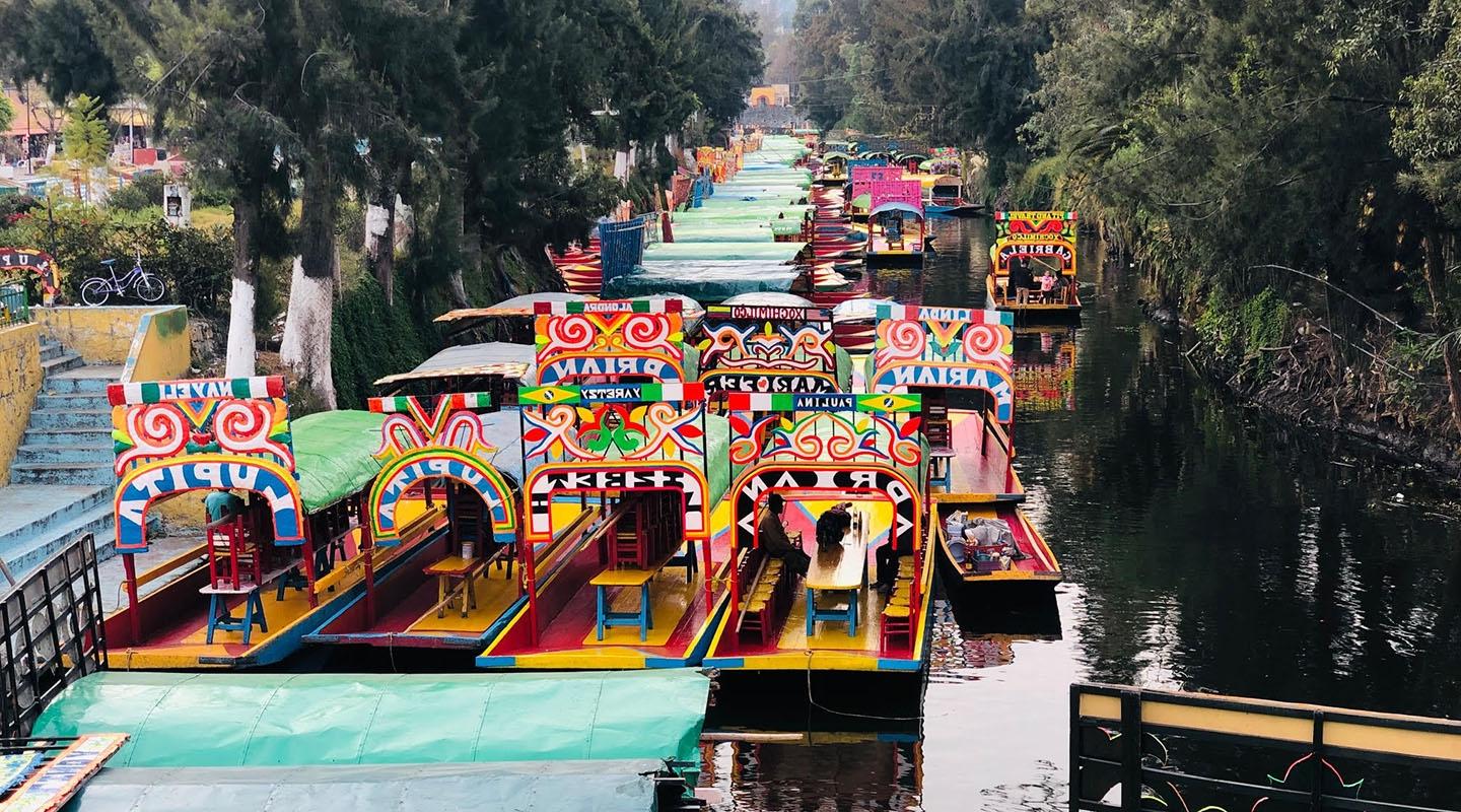 五颜六色的Trajinera船在Xochimilco:展示前西班牙运河系统的墨西哥城