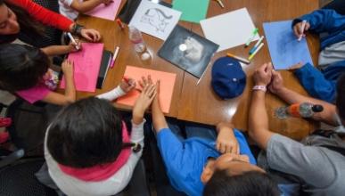 The California Immigration Semester (CIS) 和 Center for Community Based Learning (CCBL) hosts a group of local elementary school students as part of a "Day at College" event. 