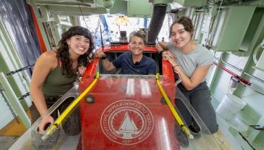 Ruby Siehl ’24, Professor Shana Goffredi, 和 Bianca Dal Bó '24 aboard the R/V Atlantis