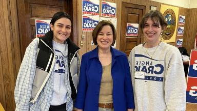 Ella Rubin ’24, Sen. Amy Klobuchar, and Ava Wampold '24.