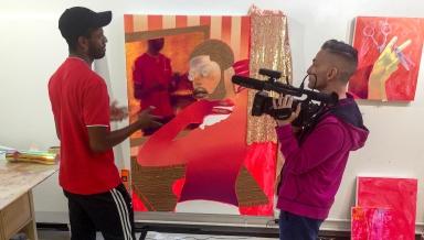 Professor 和 filmmaker Broderick Fox films artist Devan Shimoyama for his documentary, Manscaping.