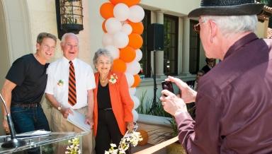 Sally 和 Jack Samuelson smile for trustee Dave Berkus ’62's camera.