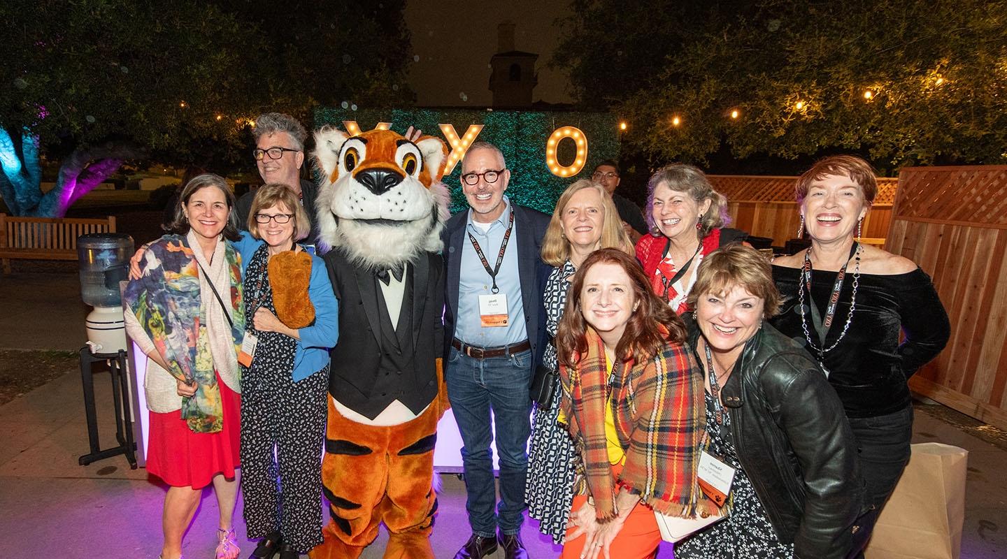 A group of Occidental alumni pose with Oswald at 校友 Reunion