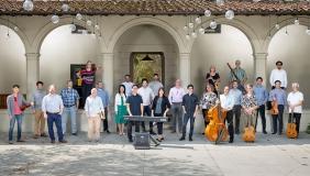 A wide-view image of the 音乐 Dept faculty members posing as a group