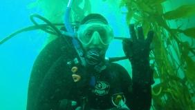 Sarah Traiger diving in kelp forest