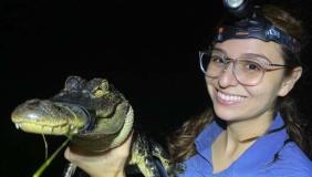 Yeraldi Loera holding alligator