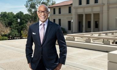 Occidental College President Harry J. 拦,小.