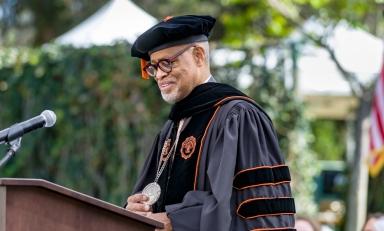 Occidental College President Harry J. 拦,小.